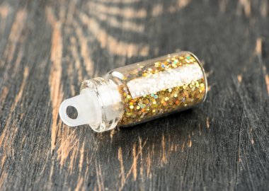 Güzel altın pul masanın üzerine tırnaklar için