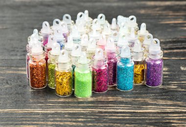 Pullu çivi ve karanlık tablo makyaj için şişe