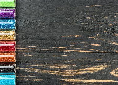 Sparkles çivi ve boş bir ahşap zemin üzerine makyaj tasarımı için birkaç şişe