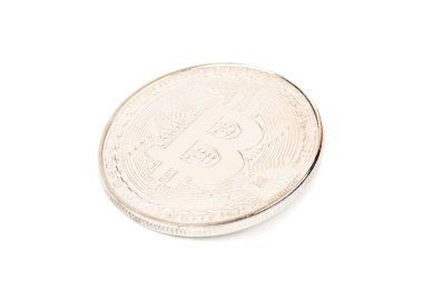 Beyaz arka plan üzerinde izole gümüş sikke bitcoin