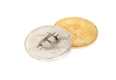 Gümüş ve altın bitcoin beyaz bir arka plan üzerinde paralar