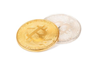 Bitcoin altın ve Gümüş sikkeleri üzerinde beyaz bir arka plan