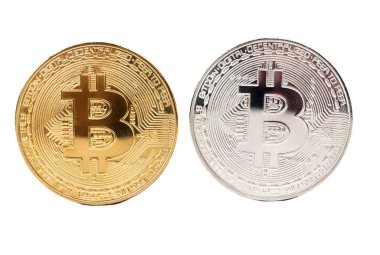 Gümüş ve altın bitcoin beyaz bir arka plan üzerinde paralar