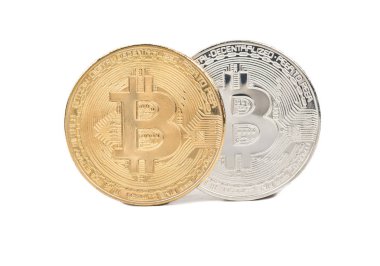 Bitcoin beyaz arka plan üzerinde gümüş ve altın sikke
