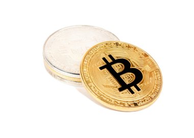 Beyaz zemin üzerine altın ve gümüş bitcoins yığını