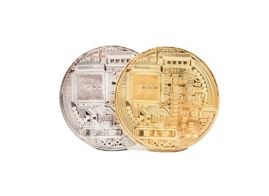 Bitcoin altın ve Gümüş sikkeleri üzerinde beyaz bir arka plan