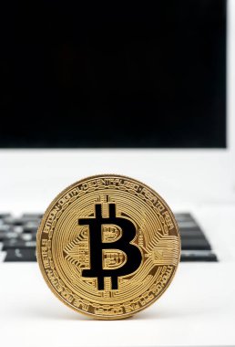 Altın sikke bitcoin laptop yakın çekim