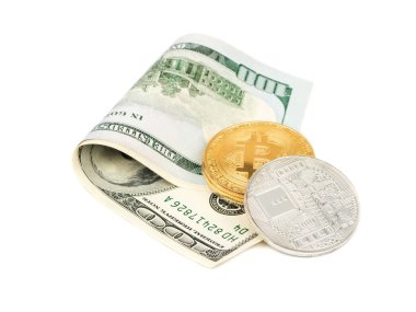 Gümüş ve altın bitcoin madeni para ile beyaz arka plan üzerinde izole dolar