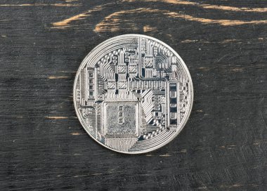 Ahşap arka plan üzerinde gümüş sikke bitcoin arka yüzü
