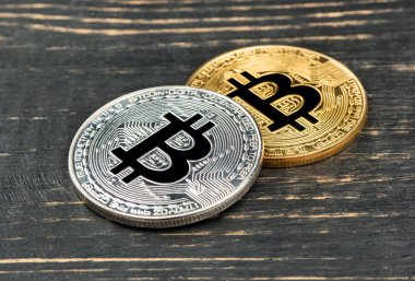 Gümüş ve altın bitcoin sikke ahşap arka plan üzerinde