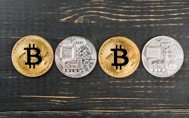 Bitcoin altın ve Gümüş sikkeleri üzerinde ahşap arka plan, üstten görünüm