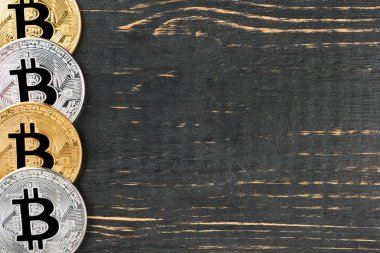 Gümüş ve altın sikkeler bitcoin boş bir ahşap zemin üzerine