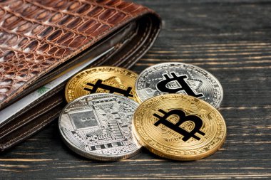 Altın ve gümüş paralar bitcoin cüzdan closeup ile dağınık