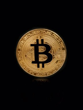 Altın bitcoin sikke siyah arka plan üzerinde