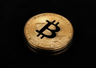 Altın bitcoin sikke siyah arka plan üzerinde