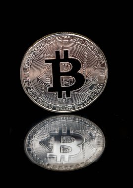 Gümüş sikke bitcoin portre siyah arka plan üzerine