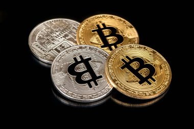 Siyah zemin üzerine altın ve gümüş bitcoin paraları