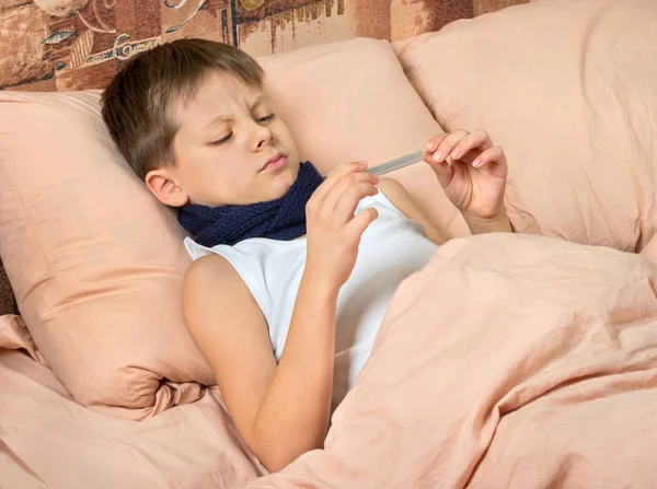 Chory Chłopiec Łóżku Oglądając Temperatury Termometrze — Zdjęcie stockowe