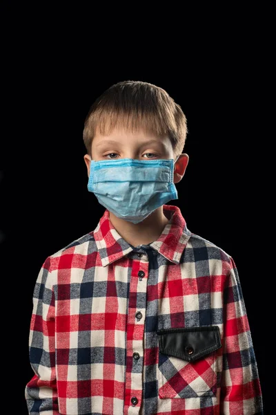 Kranker Junge Mit Gesichtsmaske Auf Schwarzem Hintergrund — Stockfoto