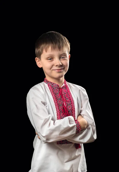 Mooie Jongen Een Witte Traditionele Oekraïense Shirt Een Zwarte Achtergrond — Stockfoto