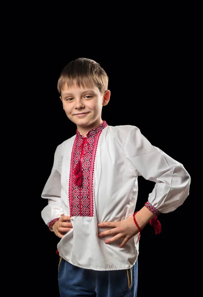 Vackra Pojke Vit Traditionell Ukrainsk Skjorta Svart Bakgrund — Stockfoto