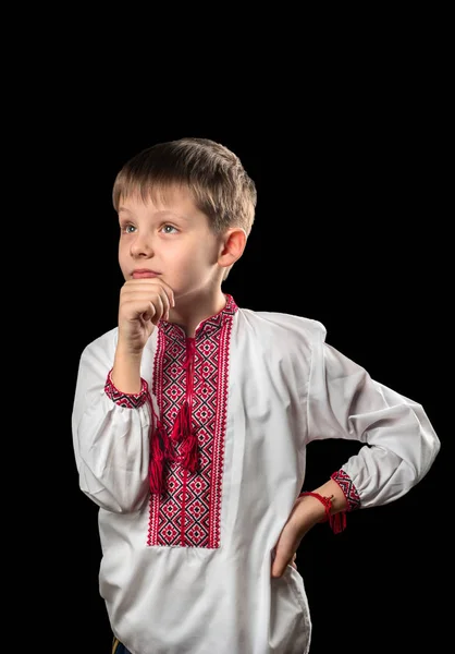 Hermoso Niño Una Camisa Ucraniana Tradicional Blanca Sobre Fondo Negro —  Fotos de Stock