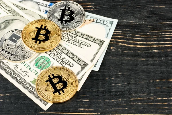 木製の背景にドル コインは 銀や金の Bitcoin — ストック写真