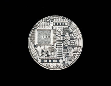 Arka yüzünde gümüş bitcoin markadır siyah bir arka plan, üstten görünüm