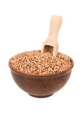 Fasulye kase ve buğday beyaz zemin üzerine bir kepçe