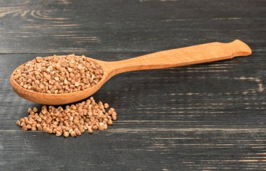 Kaşık kuru buğday karanlık bir tablo ile