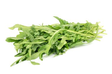 Beyaz arka planda izole edilmiş bir sürü taze roka.