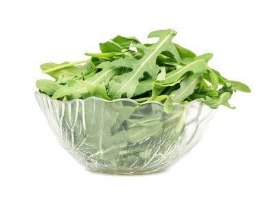 İzole üzerinde beyaz arka plan cam kase taze roka yaprakları