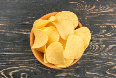 Patates cipsi kase ahşap arka plan, üstten görünüm