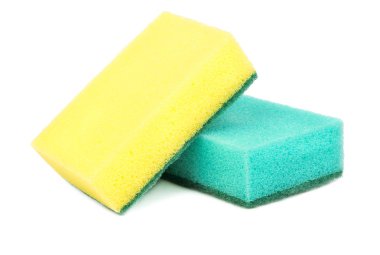 Beyaz arka planda sarı ve mavi bulaşık yıkama sünger