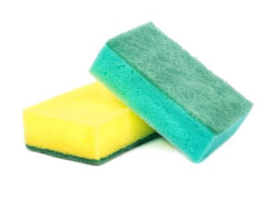 Beyaz arka planda sarı ve yeşil bulaşık yıkama sünger