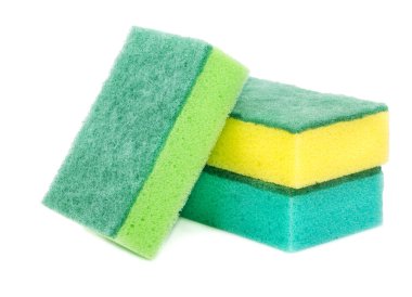 Beyaz arka plan üzerinde bulaşık için üç renkli süngerler