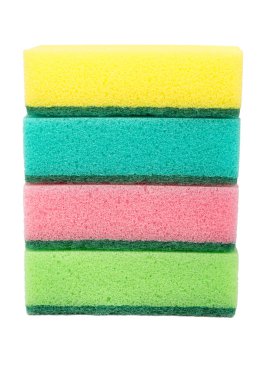 Beyaz arka plan üzerinde bulaşık için dört sünger yığını