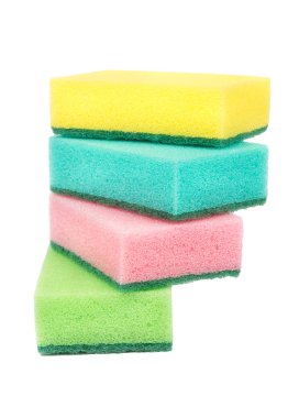 Beyaz arka plan üzerinde bulaşık için dört sünger yığını