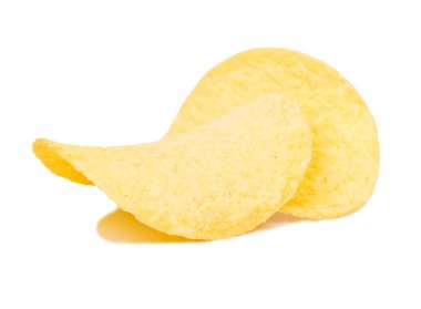 Beyaz arka plan üzerinde peynir lezzet ile iki patates cipsi