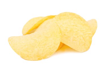 Beyaz arka planda lezzetli patates cipsi.