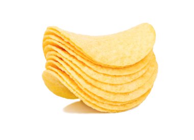 Beyaz arkaplanda izole edilmiş patates cipsi yığını