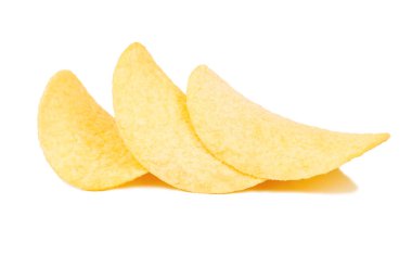 Üç patates cipsi beyaz zemin üzerine izole