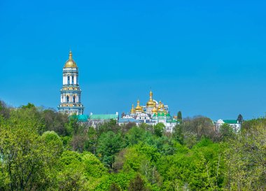 Bir çan kulesi Kiev Pechersk Lavra ile güzel manzara. Ukrayna