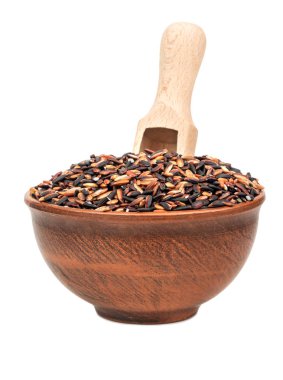 Beyaz arka plan üzerinde kepçe kase çiğ yabani pirinç