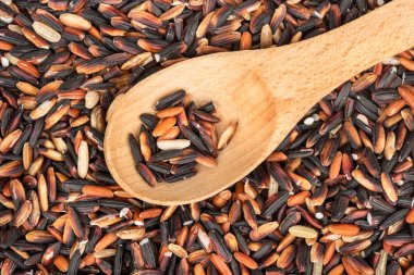 Tahta kaşık yakın çekim ile ham siyah pirinç