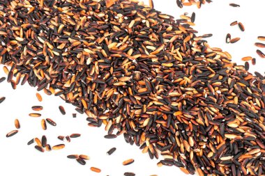 Beyaz arka plan üzerinde dağınık çiğ siyah pirinç