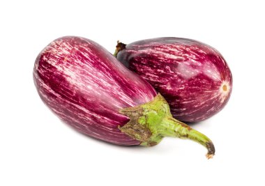 İki taze mor patlıcan grafiti beyaz arka plan üzerinde