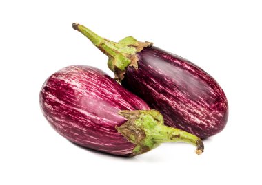 İki taze mor patlıcan grafiti beyaz arka plan üzerinde