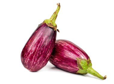 Beyaz arka plan üzerinde izole iki mor patlıcan grafiti