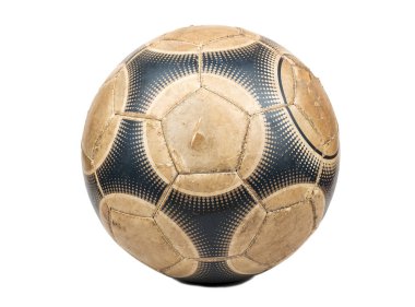 Beyaz arka planda izole edilmiş eski deri futbol topu